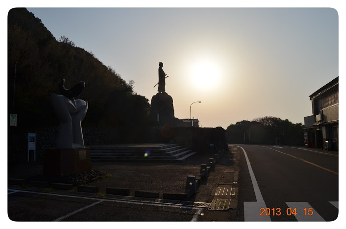 This statue is said to be facing Ryoma SAKAMOTO's statue in Katsurahama. この銅像は桂浜にある坂本龍馬の銅像を向いているといわれているが実際は...。 Nakaoka Shintarō (中岡 慎太郎, May 6, 1838 – December 12, 1867) was a samurai in Bakumatsu period Japan, and a close associate of Sakamoto Ryōma in the movement to overthrow the Tokugawa shogunate. 中岡 慎太郎(なかおか しんたろう、天保9年4月13日(新暦・1838年5月6日) - 慶応3年11月17日(新暦・1867年12月12日))は、日本の志士(活動家)