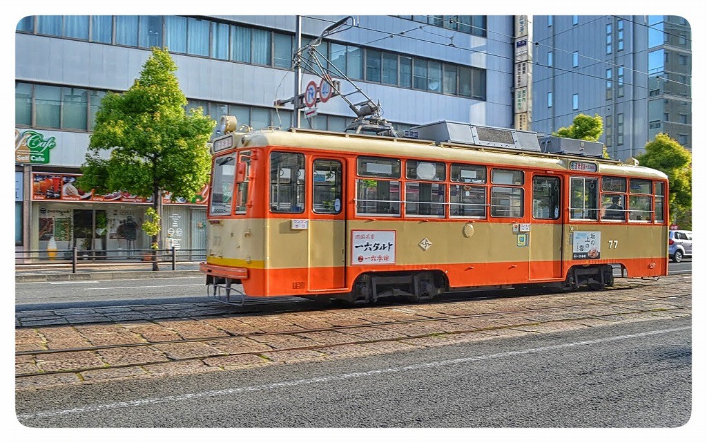 The Iyo Railway is a transportation company in Matsuyama, Japan. 道後温泉行 路面電車 伊予鉄道株式会社 愛媛県松山市 Haiku poet.Masaoka Shiki.birthplace. 日本の俳人 正岡子規の出身地「柿くへば鐘が鳴るなり法隆寺」